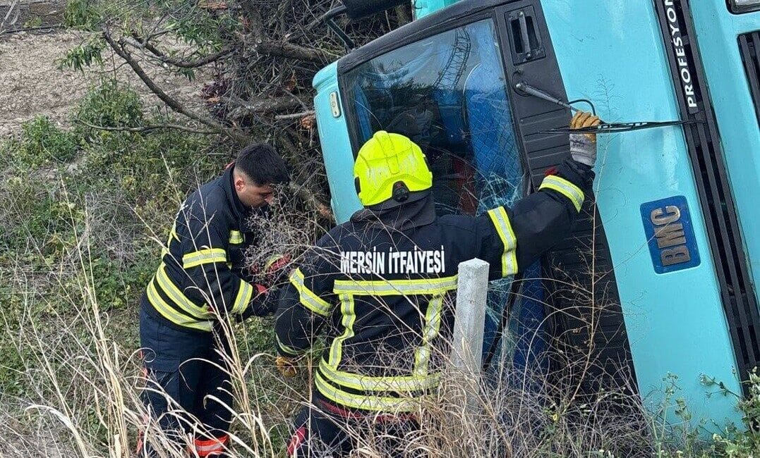 Mersin Tarsus’ta kamyon devrildi, sürücü yaralı olarak hastaneye kaldırıldı. Mersin'in Tarsus ilçesinde, E.I. yönetimindeki bir kamyonun devrilmesi sonucu sürücü