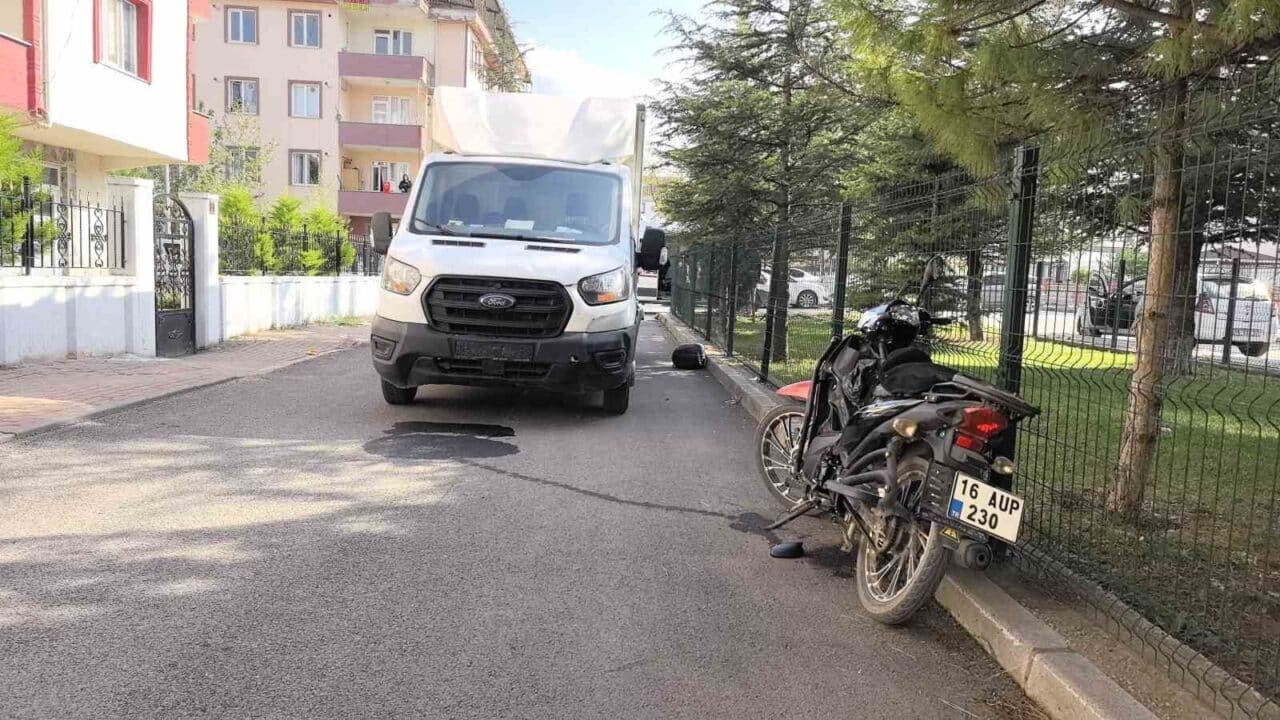 Bursa'nın İnegöl ilçesinde, motosiklet sürücüsü Veysel U. (30) kamyonetle çarpışarak