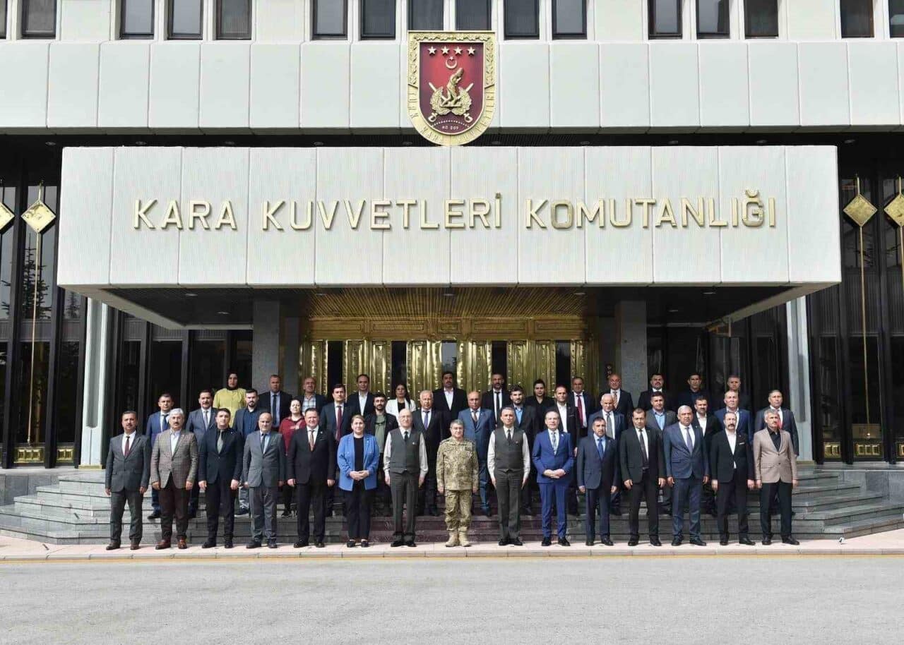 Kara Kuvvetleri Komutanı Orgeneral Selçuk Bayraktaroğlu, bayramda Doğu ve Güneydoğu'dan