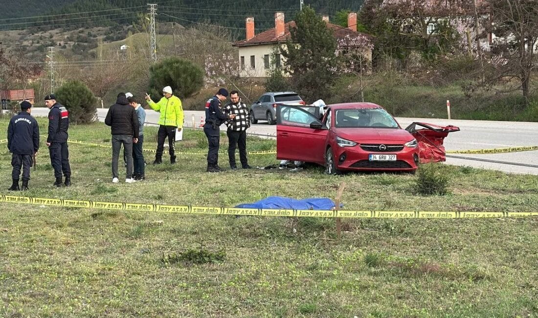 Karabük’te meydana gelen trafik kazasında 3 ailenin bireyi hayatını kaybetti, olayın detayları gün yüzüne çıkıyor. Karabük'te bir otomobilin tıra çarpması sonucu aynı aileden Esra (45),