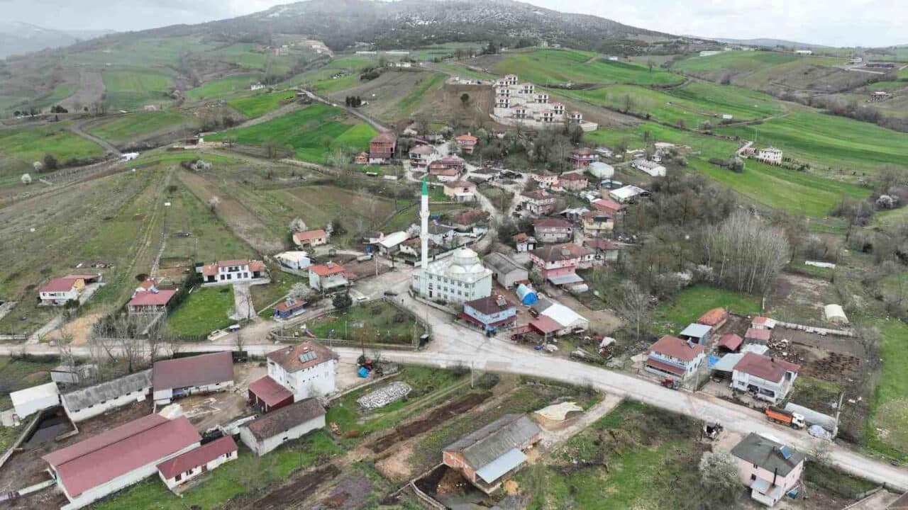 Kocaeli Büyükşehir Belediyesi, Derince Karagöllü Mahallesi'ne doğalgaz getireceğini açıkladı. Başkan