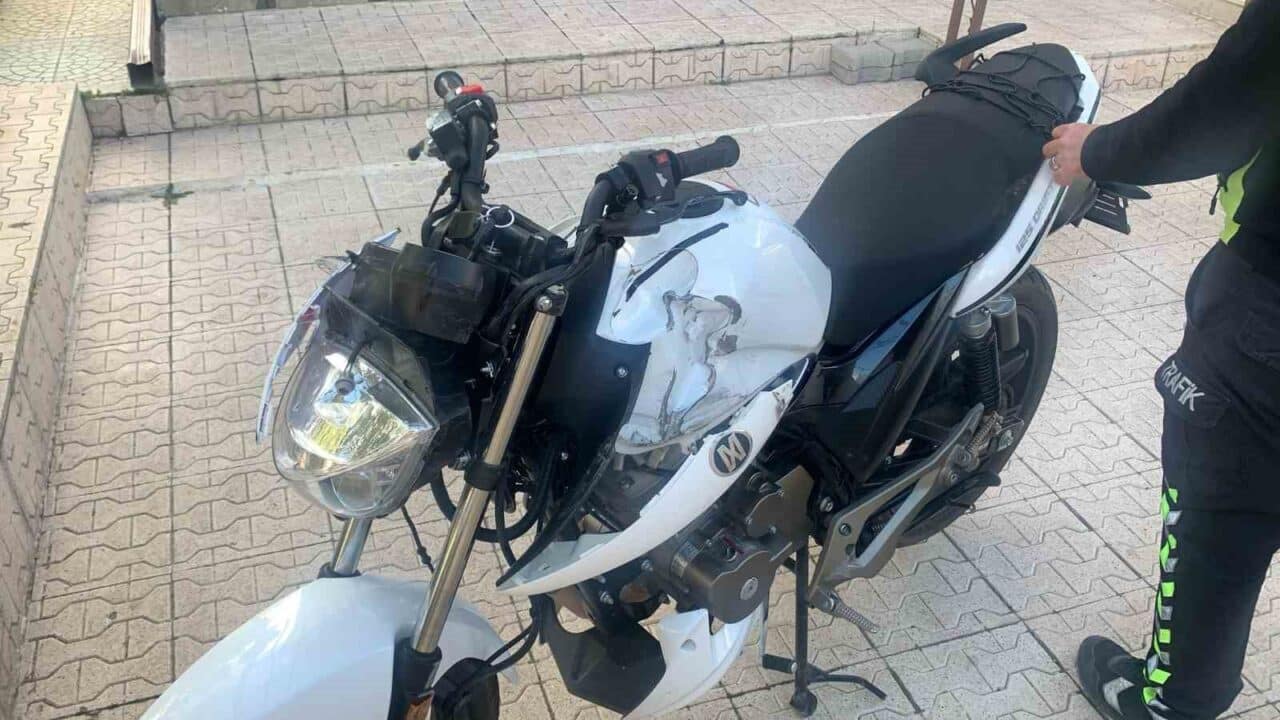Karaman'da A.B.E. yönetimindeki motosiklet, M.C. idaresindeki minibüse çarparak kaza yaptı.