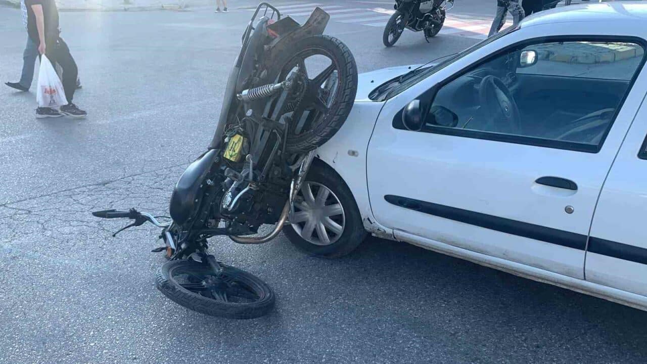 Karaman'da B.Ş. yönetimindeki motosiklet, H.B. idaresindeki otomobille kavşakta çarpıştı. Motosiklet