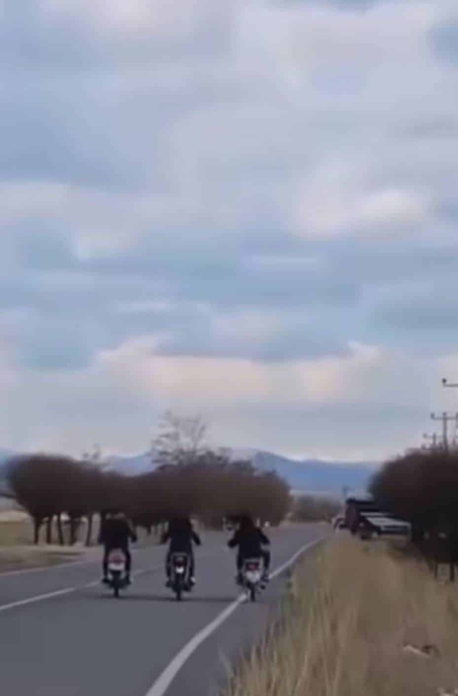 Niğde'nin Merkez ilçesinde, Edikli Beldesi'nde üç motosikletli gencin karayolunda akrobatik