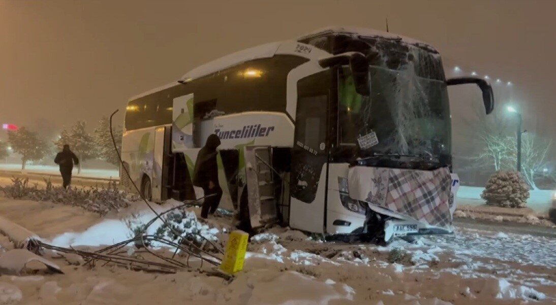 Erzincan’da kar yağışı kazaya neden oldu, 2 kişi yaralandı Erzincan’da kar yağışı nedeniyle kayganlaşan yolda kontrolden çıkan S.Y.'nin kullandığı