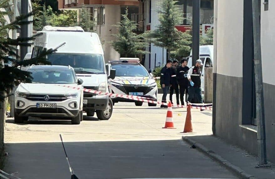 Rize’de Hastane Önünde Kardeşler Arasında Silahlı Kavga: Bir Kişi Yaralandı Rize'nin Pazar ilçesinde Kaçkar Devlet Hastanesi önünde Y.K. ve kardeşi