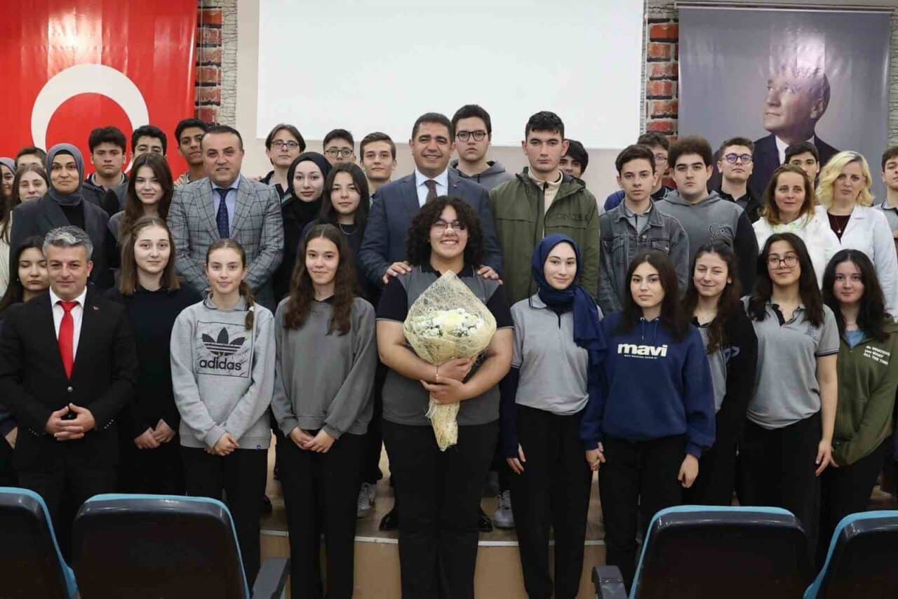 Düzce Valisi Selçuk Aslan, Cumhuriyet Anadolu Lisesi'nde Kariyer Günleri'ne katıldı.