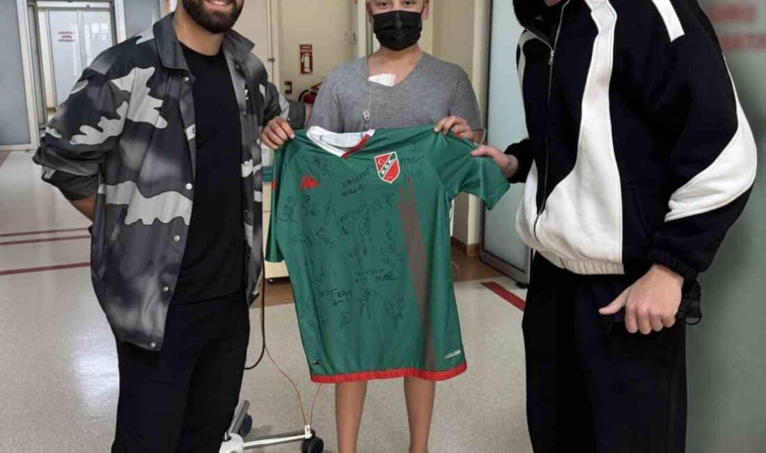 Karşıyakalı Futbolcular, Lösemiyle Mücadele Eden 14 Yaşındaki Deniz’i Unutmadı Karşıyaka'nın futbolcuları Enes Nalbantoğlu ve Abdülkadir Öksüz, lösemi tedavisi gören
