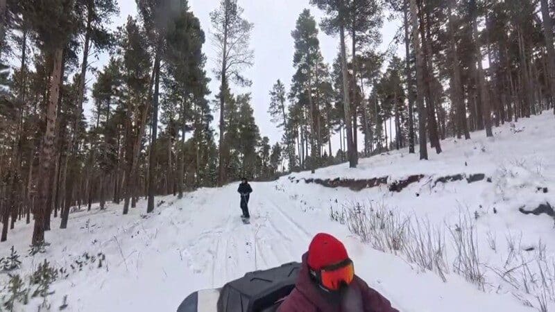 Sarıkamış’ta ATV ile snowboard keyfi yapan 2 genç, anlarını kaydetti. Sarıkamış Kayak Merkezi'nde, gençler Umut Fendi ve Ömer Kurtuluş, ATV