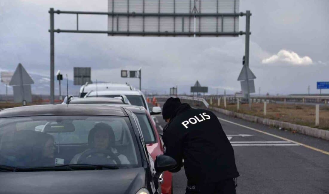 Kars’ta polis ekiplerinden geniş güvenlik uygulaması: Huzur ve asayiş için denetimler sürüyor! Kars'ta İl Emniyet Müdürlüğü, asayişi sağlamak için geniş çaplı güvenlik