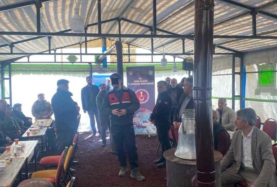 Kars’ta jandarma, siber dolandırıcılık konusunda vatandaşları bilgilendiriyor. Kars İl Jandarma Komutanlığı, siber dolandırıcılığa karşı vatandaşları uyararak 58