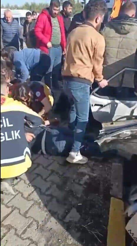 Kars'ta Harakani Havalimanı Kavşağı'nda meydana gelen trafik kazasında V. E.