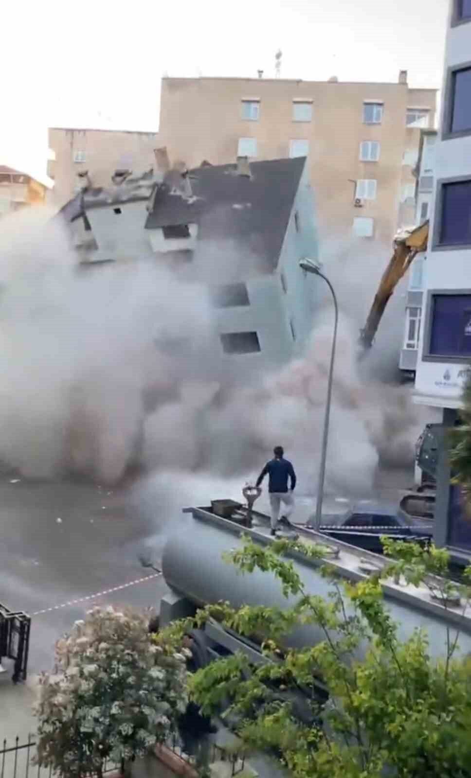 Kartal'da Cevizli Mahallesi Anıl Sokak'ta yıkım çalışması sırasında 3 ay