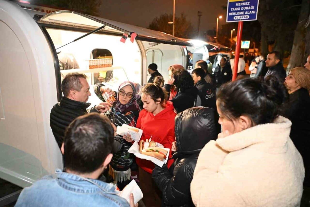 Kartepe Belediyesi, İstanbul'daki deprem sonrası vatandaşlara destek için harekete geçti.