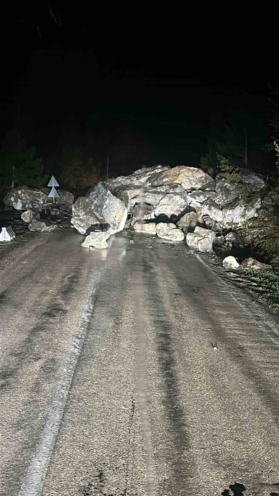 Kastamonu'nun Şenpazar ilçesinde Kastamonu-Cide karayolunda gece saatlerinde meydana gelen heyelan