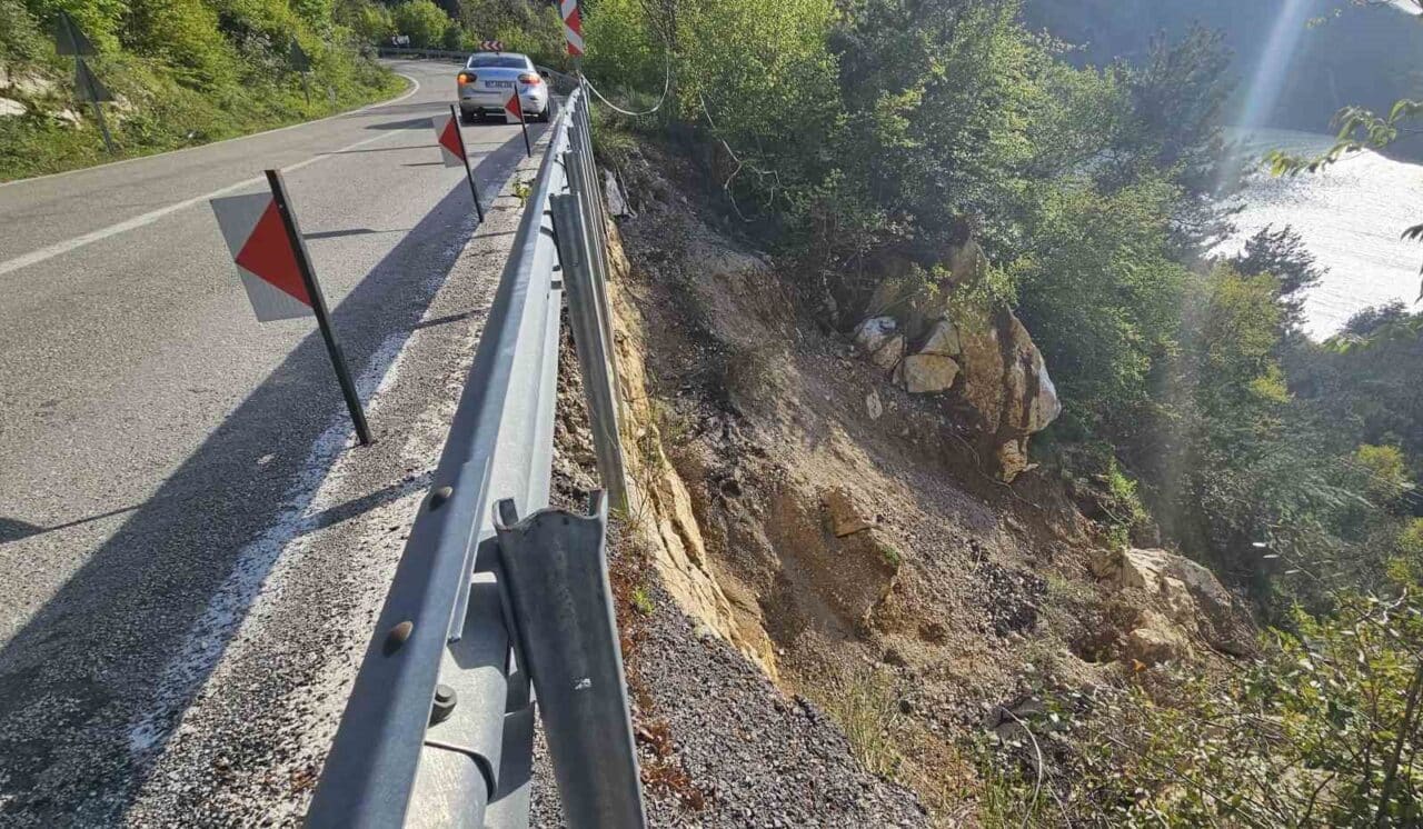 Kastamonu’nun Cide ilçesi ile Bartın arasındaki sahil yolunda meydana gelen