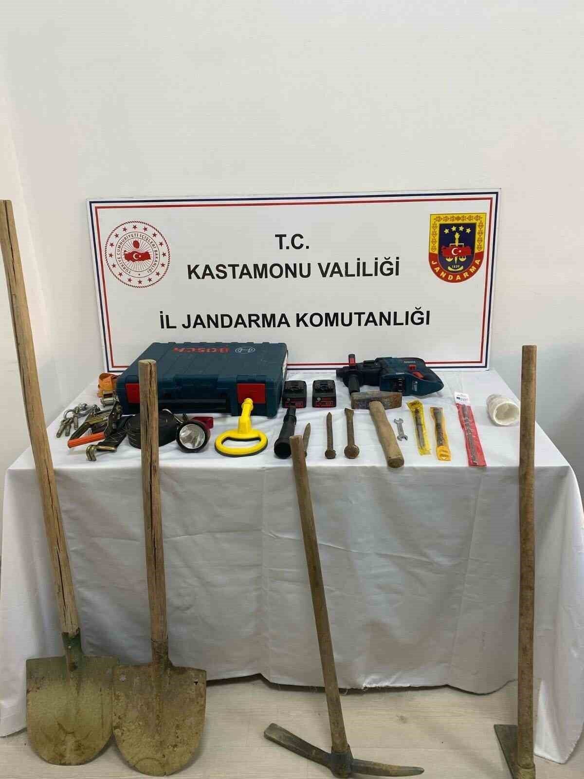 Kastamonu'da jandarma, izinsiz kazı yapan M.A., K.C. ve O.A. isimli