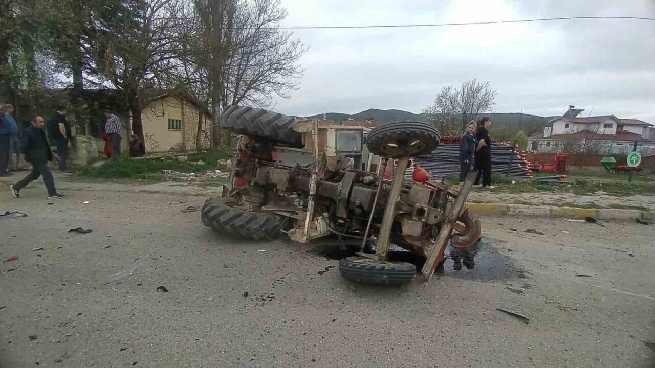 Kastamonu’nun Daday ilçesinde bir traktör ile beton taşıyan tır çarpıştı.