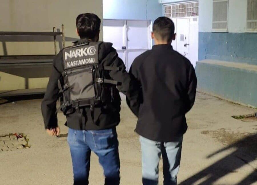 Kastamonu’da Uyuşturucu Ticareti Suçundan Aranan Şahıs Polisi Tarafından Yakalandı Kastamonu'da uyuşturucu ticareti nedeniyle aranan İ.S. adlı şahıs, Narkotik Suçlarla