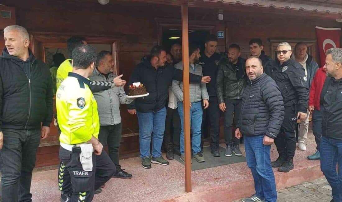 Rize’deki Minibüsçülerden Polislere Sürpriz Kutlama: 180. Yıl Dönümü Pastasıyla Coşku Dolu Anlar! Rize'nin Çayeli ilçesinde minibüsçüler, polislere kavga ihbarı yaparak çağırdıkları güvenlik