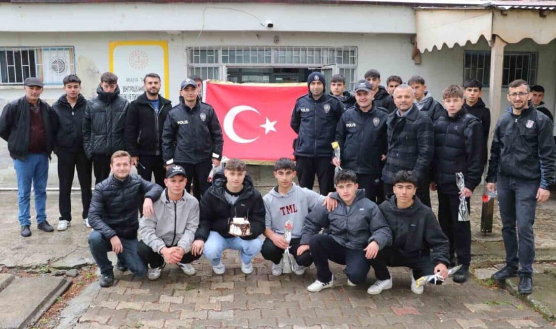 Amasya'nın Taşova ilçesindeki bir okul, kavga ihbarı nedeniyle giden polis