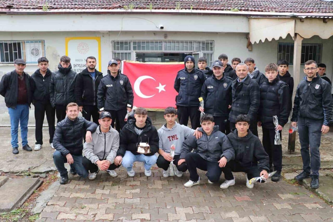 Amasya'nın Taşova ilçesindeki bir okul, kavga ihbarı nedeniyle giden polis