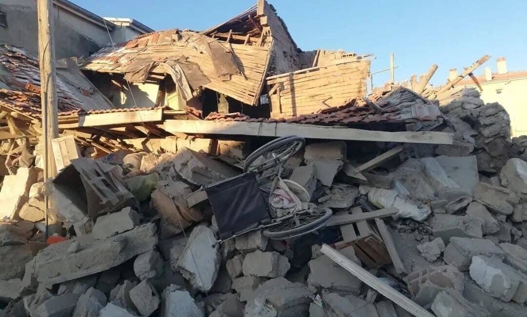 Kayseri’de Bir Ev ve Ahırın Çökmesi Sonucu 37 Hayvan Hayatını Kaybetti Kayseri'nin İncesu ilçesinde İsmail Çakmak'a ait ev ve altındaki ahır,