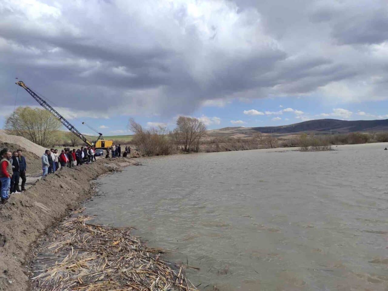 Kayseri'nin Sarıoğlan ilçesinde Kızılırmak Nehri'ne düşen kimliği belirsiz bir kişi