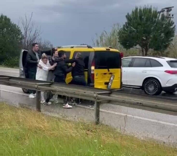 Antalya'nın Serik ilçesinde bir ticari taksi ile VIP minibüs çarpıştı.