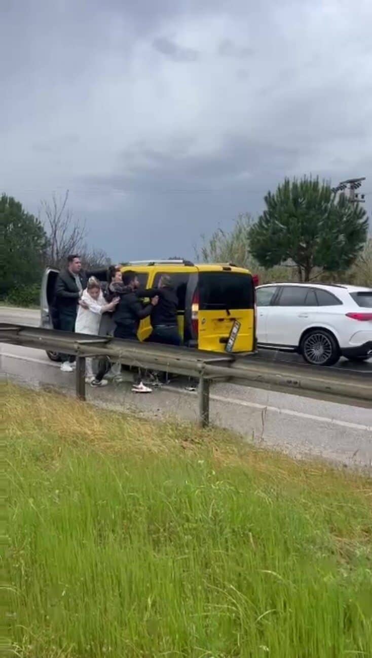 Antalya'nın Serik ilçesinde bir ticari taksi ile VIP minibüs çarpıştı.