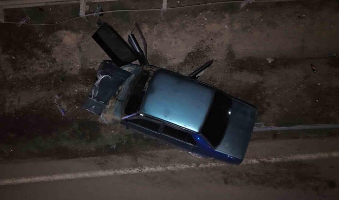 Kırıkkale’de Bariyerlere Çarpan Araçta İki Yaralı, Sürücü Olay Yerini Terk Etti Kırıkkale-Ankara D200 karayolunda bir otomobil bariyerlere çarparak kontrolden çıktı. Kazada