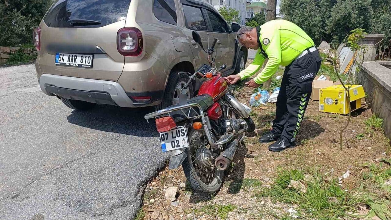 Antalya'nın Manavgat ilçesinde motosiklet ve kamyonetin karıştığı kazada, sürücüler olay