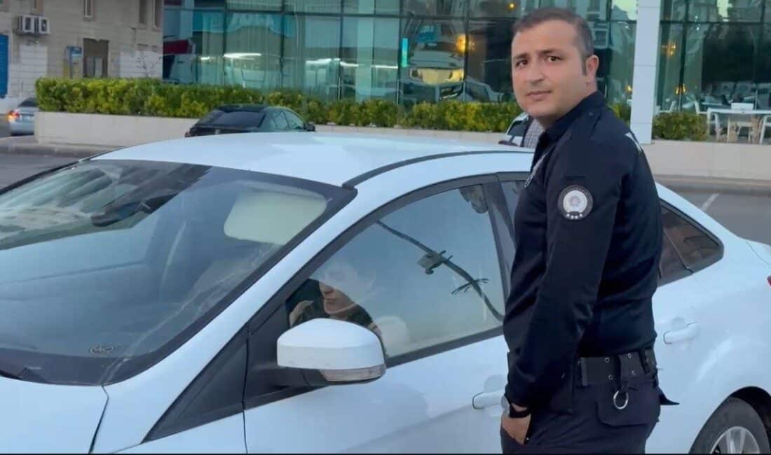Diyarbakır’da Kadın Sürücünün Panikle Araçtan İnmek İstemediği Kaza: 1 Yaralı Diyarbakır’ın Yenişehir ilçesinde meydana gelen kazada, iki otomobil çarpıştı. Kazada