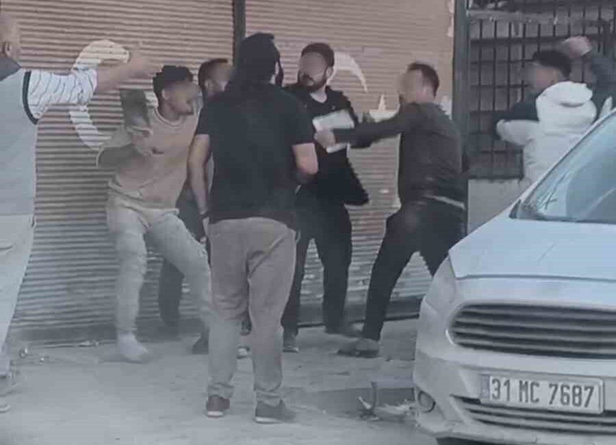 Hatay’da İki Grup Arasında Yumruklu ve Keserli Kavga Kameralara Yansıdı Hatay’ın Antakya ilçesinde iki grup arasında çıkan kavgada yumruk ve