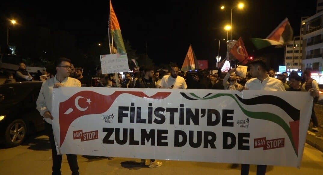 Kilis’te Filistin İçin Dayanışma Yürüyüşü Gerçekleştirildi Kilis'te düzenlenen "Filistin İçin İnsanlık Dayanışma Yürüyüşü"ne İl Milli Eğitim