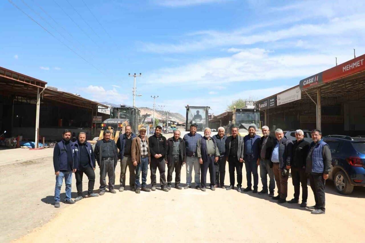 Hatay Büyükşehir Belediyesi, Kırıkhan Yeni Sanayi Sitesi'nde iki caddeyi asfaltlayarak