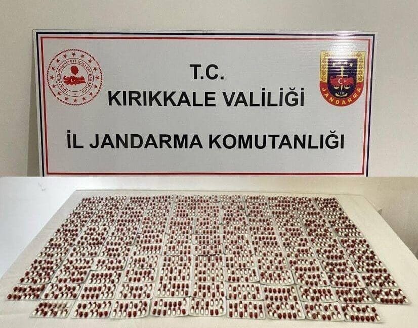 Kırıkkale’nin Karakeçili ilçesinde jandarma operasyonu: Bin 665 sentetik hap ele geçirildi. Kırıkkale'nin Karakeçili ilçesinde jandarma, 40 yaşındaki M.S. ve 27 yaşındaki