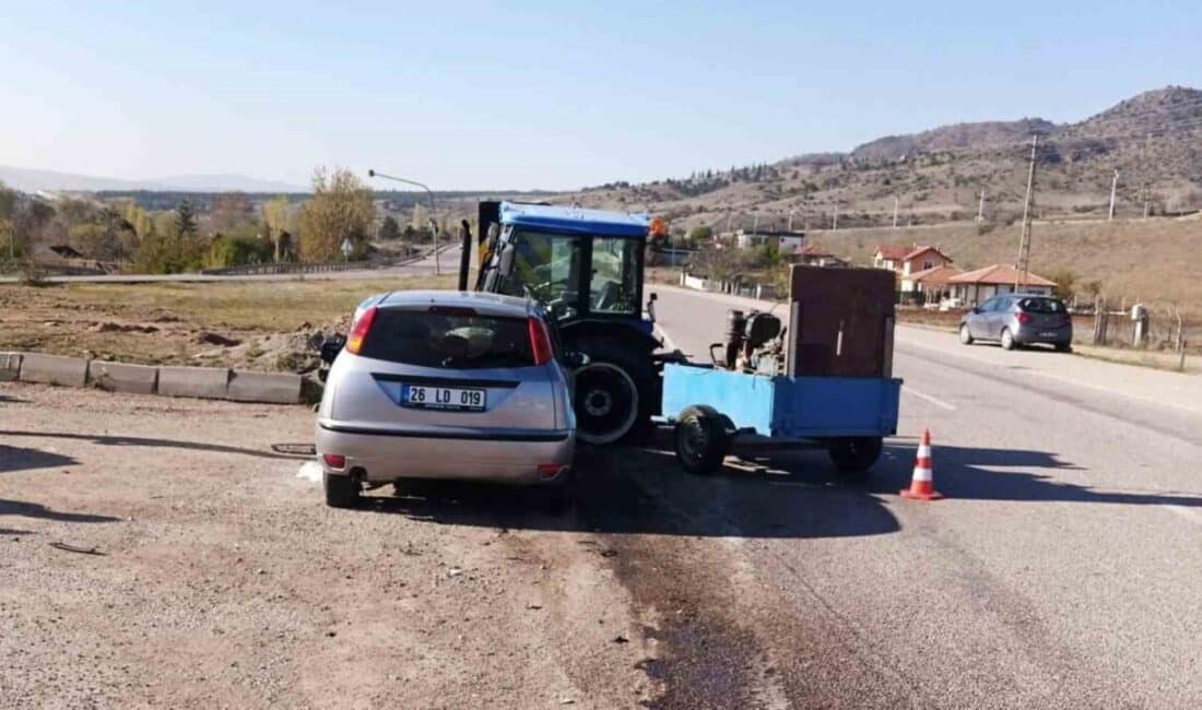 Kırıkkale’de traktör ile otomobil çarpıştı, 3 jandarma personeli yaralandı Kırıkkale'nin Bahşılı ilçesinde traktör ile otomobilin çarpması sonucu jandarma personeli