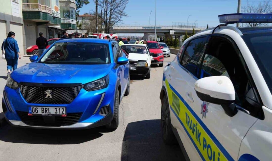 Kırıkkale’de 3 Araçla Gerçekleşen Zincirleme Kazada Anne ve 3 Çocuğu Yaralandı Kırıkkale'de Millet Bulvarı'nda meydana gelen zincirleme trafik kazasında, Y.Y., C.K.