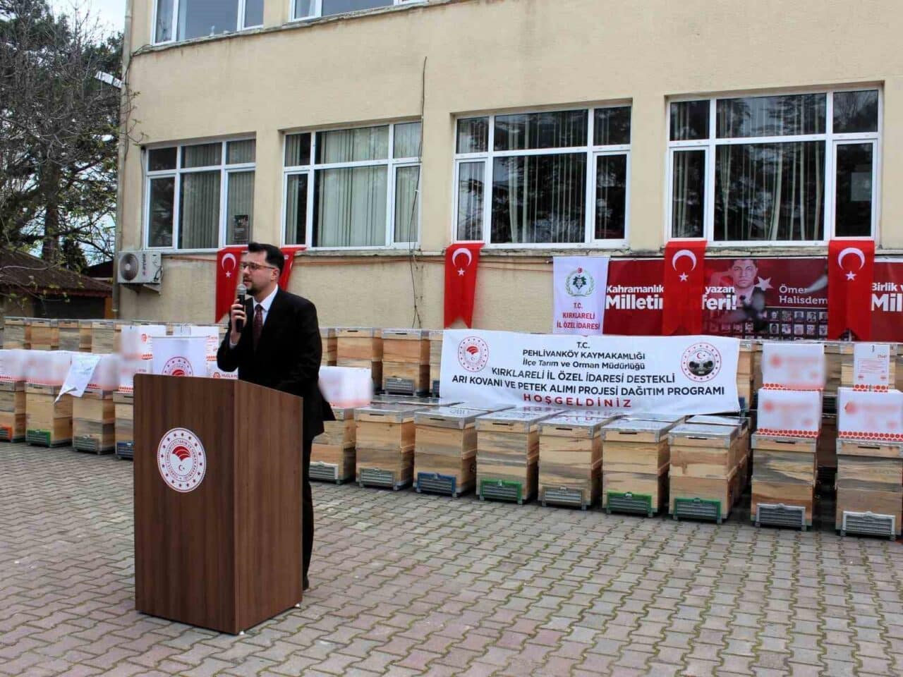 Kırklareli'nin Pehlivanköy ilçesinde 57 arıcıya "Arıcılık Projesi" kapsamında 138 kova