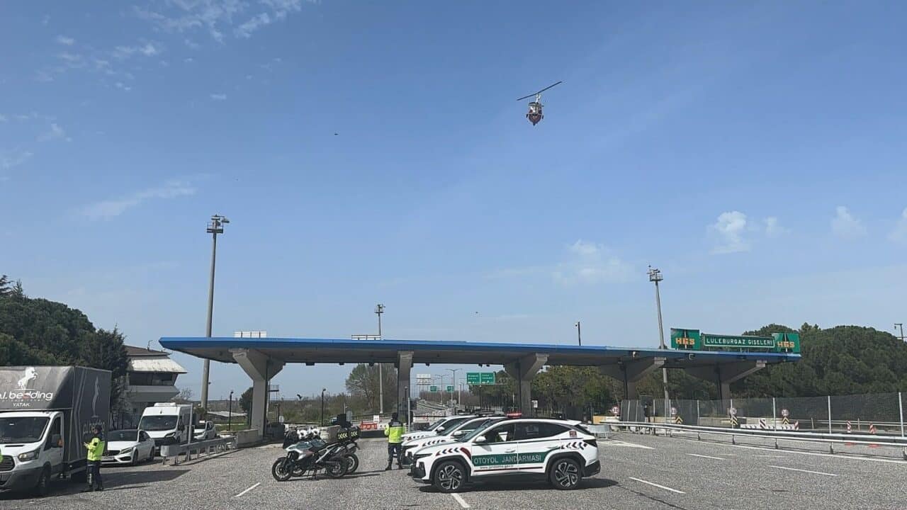 Kırklareli'nde İl Jandarma Komutanlığı ekipleri, hava aracı Cayrokopter ile E-80