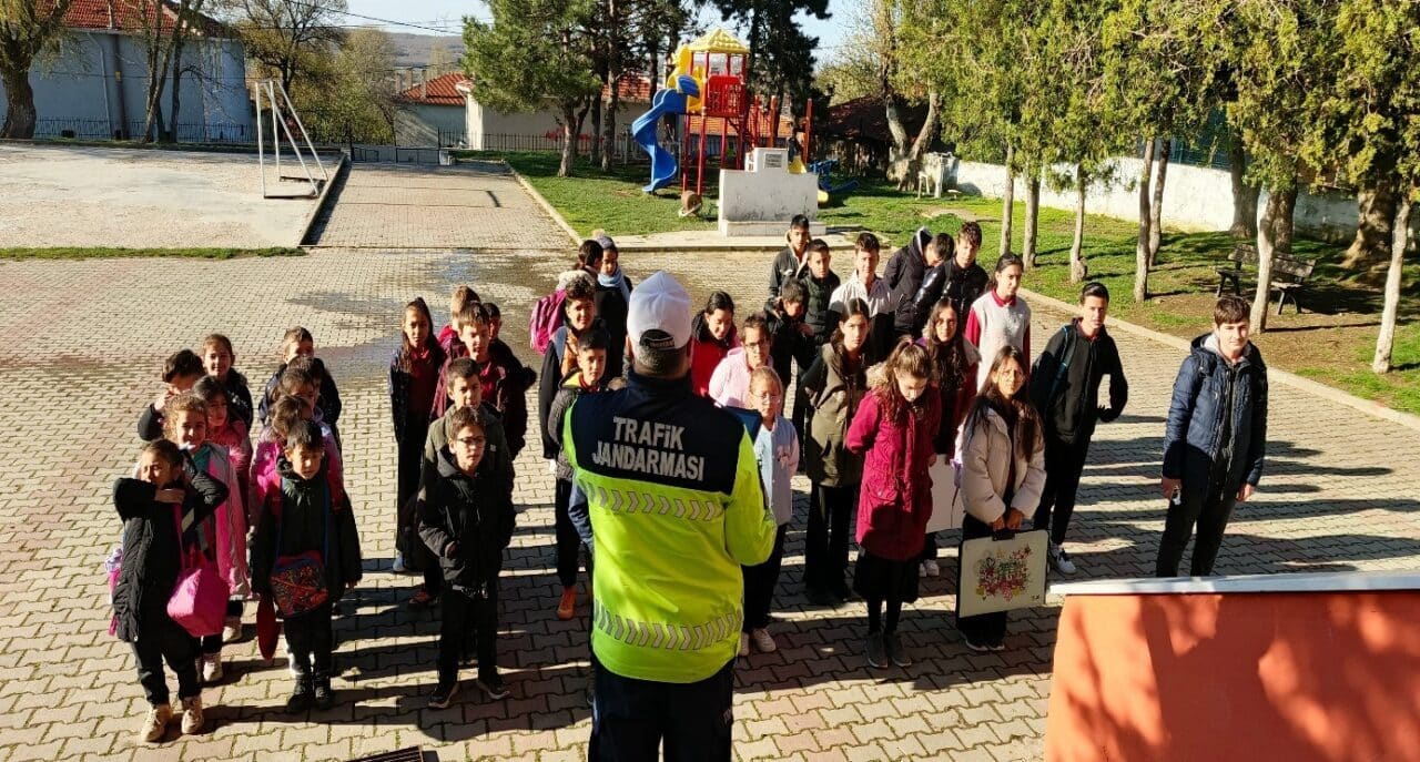 Kırklareli İl Jandarma Komutanlığı, öğrencilere trafik kuralları hakkında eğitim vererek