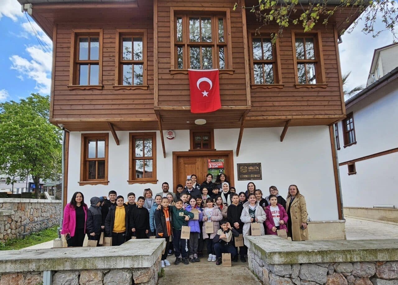 Gölcük Belediye Başkanı Ali Yıldırım Sezer, Kütüphaneler Haftası etkinlikleri kapsamında