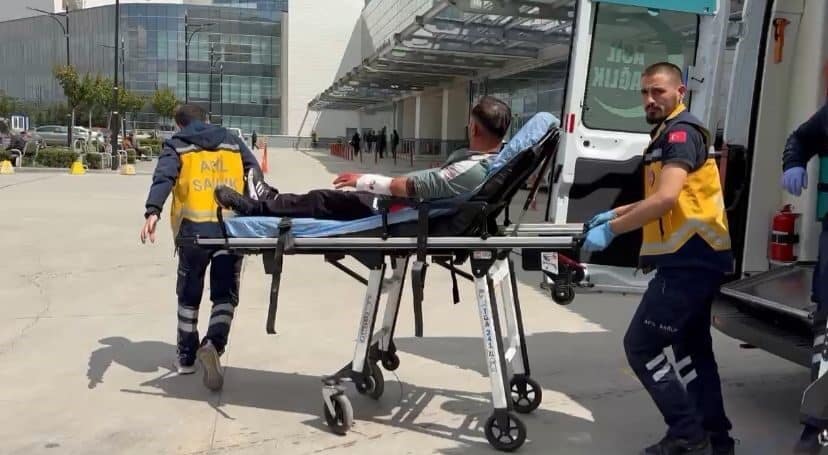 Konya'nın Akabe Mahallesi'nde, kayınpeder B.E., boşanma aşamasındaki damadı A.E.'yi bıçaklayarak