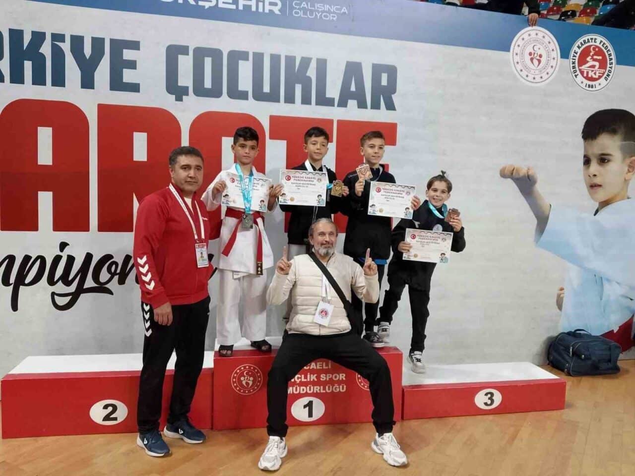 Kocaeli'de düzenlenen Türkiye Çocuklar Karate Şampiyonası'na katılan Körfez Gençlerbirliği'nden Ertuğrul