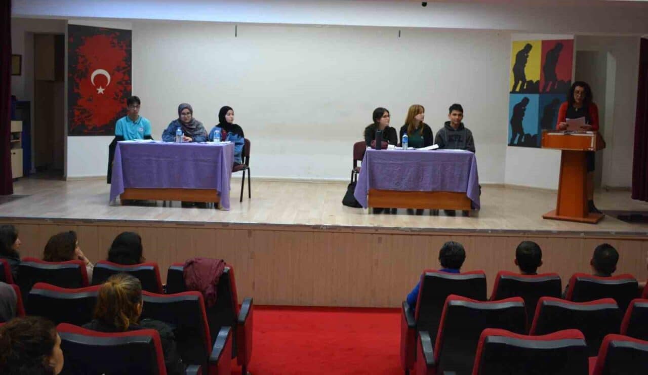 Köyceğiz'de düzenlenen Liseler Arası Münazara Turnuvası'nın çeyrek final karşılaşmaları başladı.