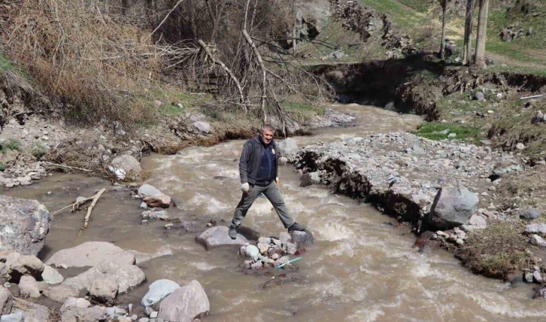 Oltu’da Mahalle Sakinleri, Dereye Yaya Köprüsü Yapılmasını Talep Ediyor Erzurum’un Oltu ilçesi Çatalsöğüt Mahallesi sakinleri, dereye köprü yapılması için