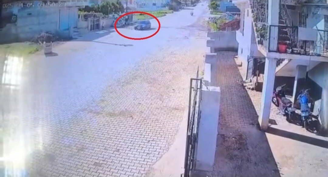 Reyhanlı’da Sokakta Oynayan Çocuk Otomobilin Altında Kalarak Yaralandı, Güvenlik Kamerası Kaydetti Hatay'ın Reyhanlı ilçesinde sokakta futbol oynayan bir çocuk, yola fırladığı