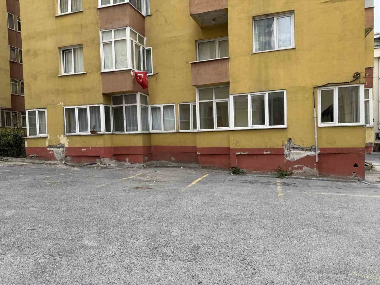 Küçükçekmece'nin Doğuş Sitesi sakinleri, deprem sonrası çatlak kolonlarla yaşadıkları endişeyi