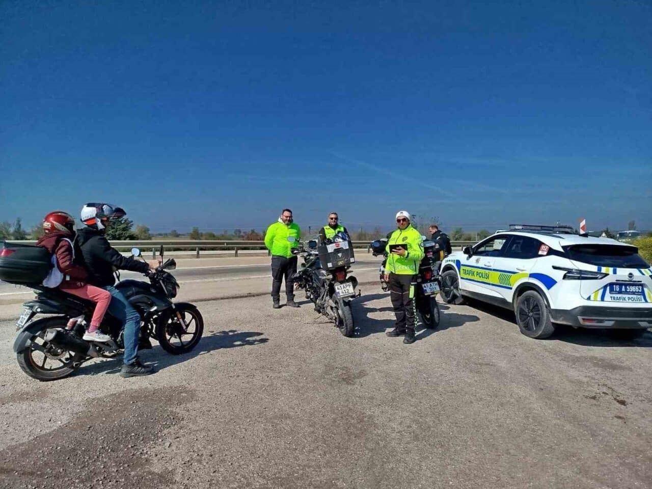 Karacabey'de yapılan denetimlerde, 32 motosiklet sürücüsüne kuralların ihlali nedeniyle toplamda